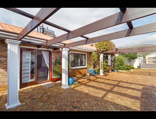 4 BEDROOM HOUSE FOR SALE IN FISH HOEK